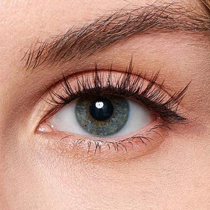 Close do olho com cílios magnéticos Cortezzo modelo Camélia aplicados, curvatura delicada e volume natural