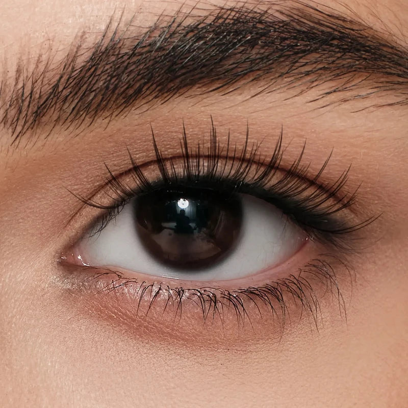 Close do olho com cílios magnéticos Cortezzo modelo Íris aplicados, curvatura delicada e volume natural