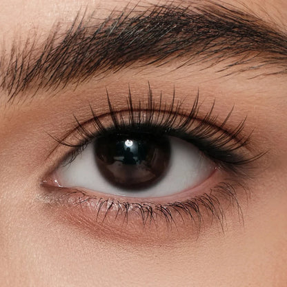 Close do olho com cílios magnéticos Cortezzo modelo Íris aplicados, curvatura delicada e volume natural