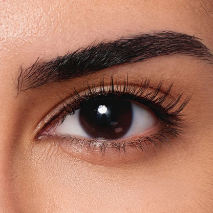 Close do olho com cílios magnéticos Cortezzo modelo Lótus aplicados, curvatura delicada e volume natural