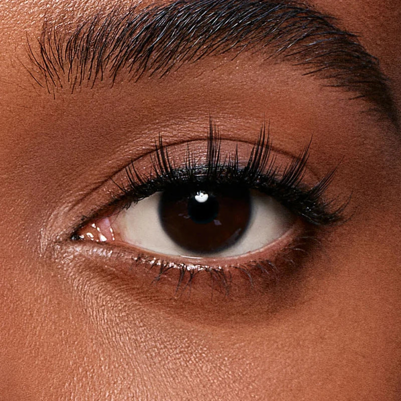 Close do olho com cílios magnéticos Cortezzo modelo Violeta aplicados, curvatura delicada e volume natural