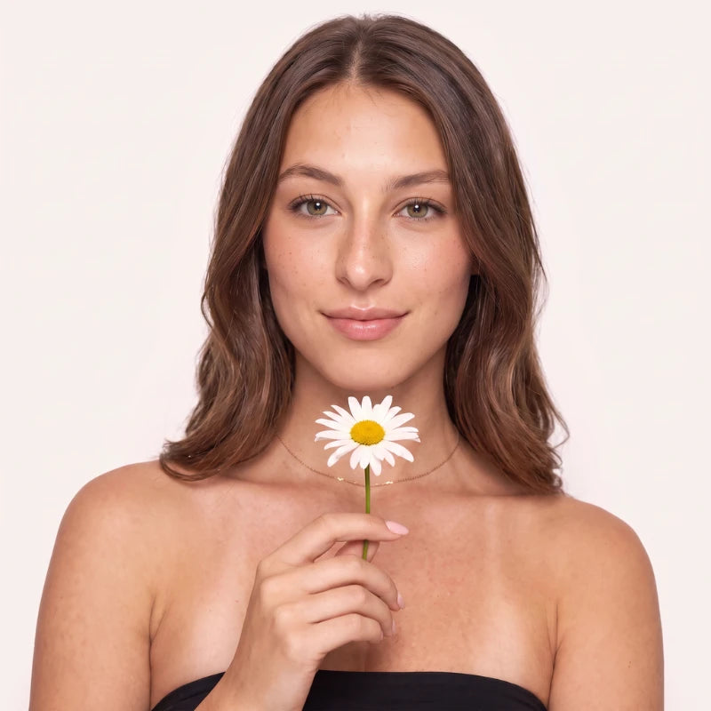 Modelo segurando flor Margarida, inspiração do design dos cílios magnéticos Cortezzo Margarida