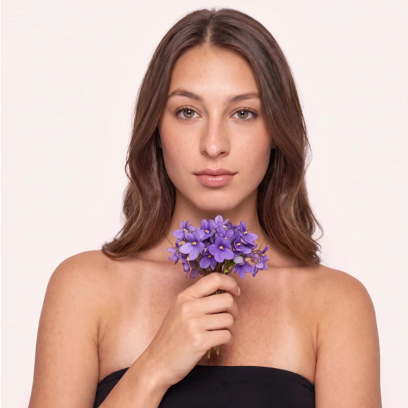 Modelo segurando flor Violeta, inspiração do design dos cílios magnéticos Cortezzo Violeta