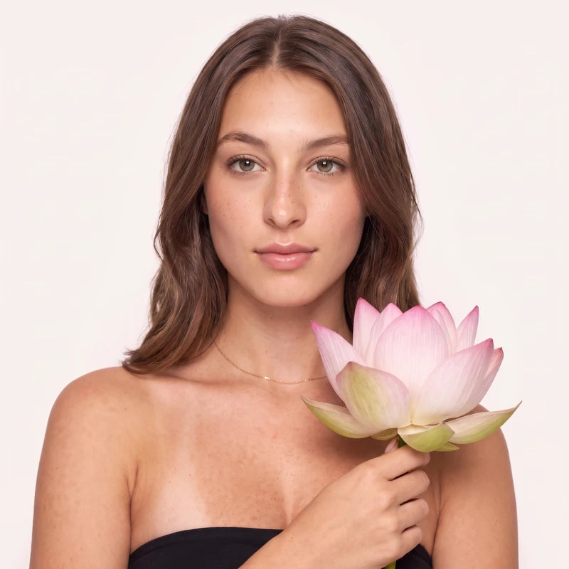 Modelo segurando flor Lótus, inspiração do design dos cílios magnéticos Cortezzo Lótus