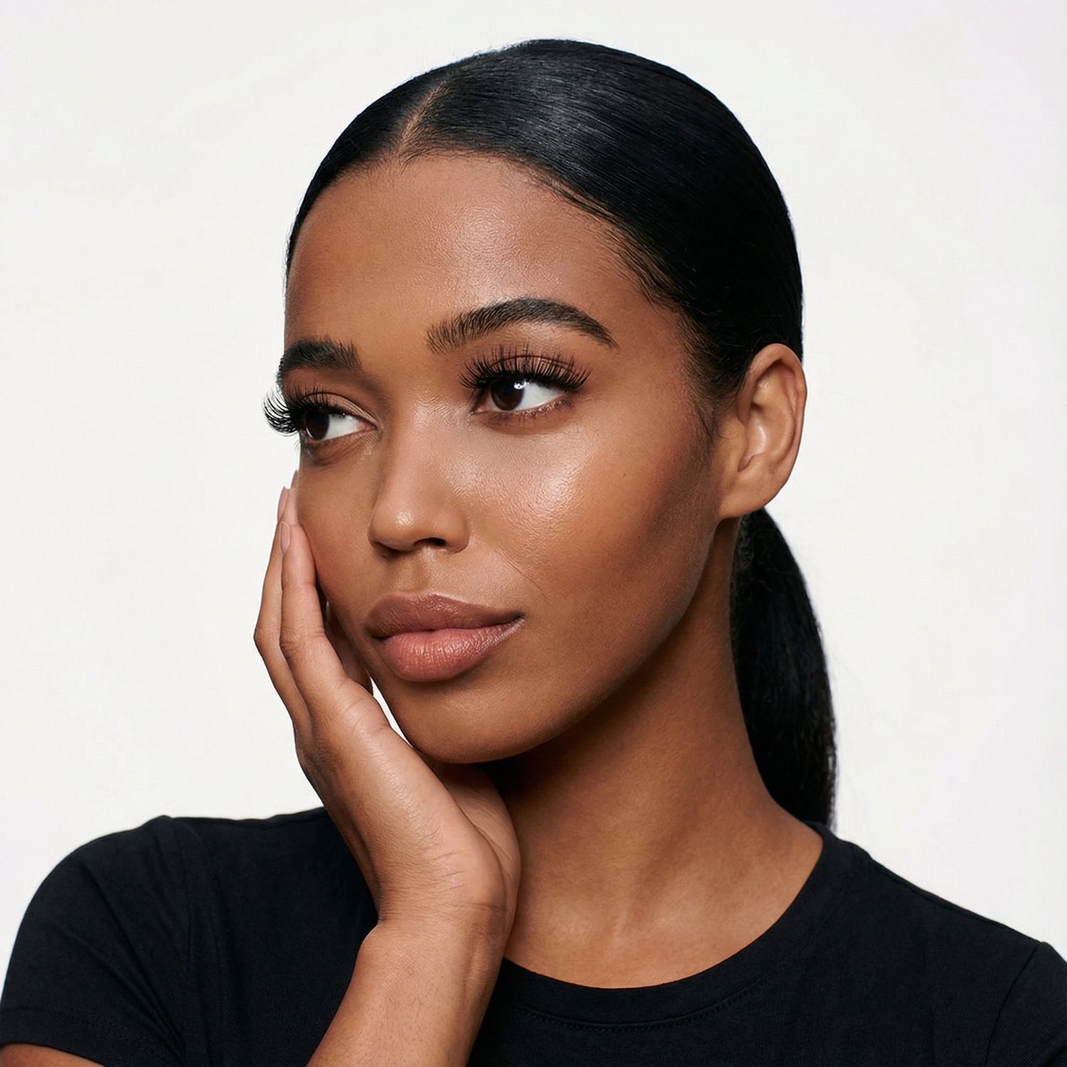 Modelo usando Cílios Magnéticos Cortezzo - Look Natural e Sustentável
