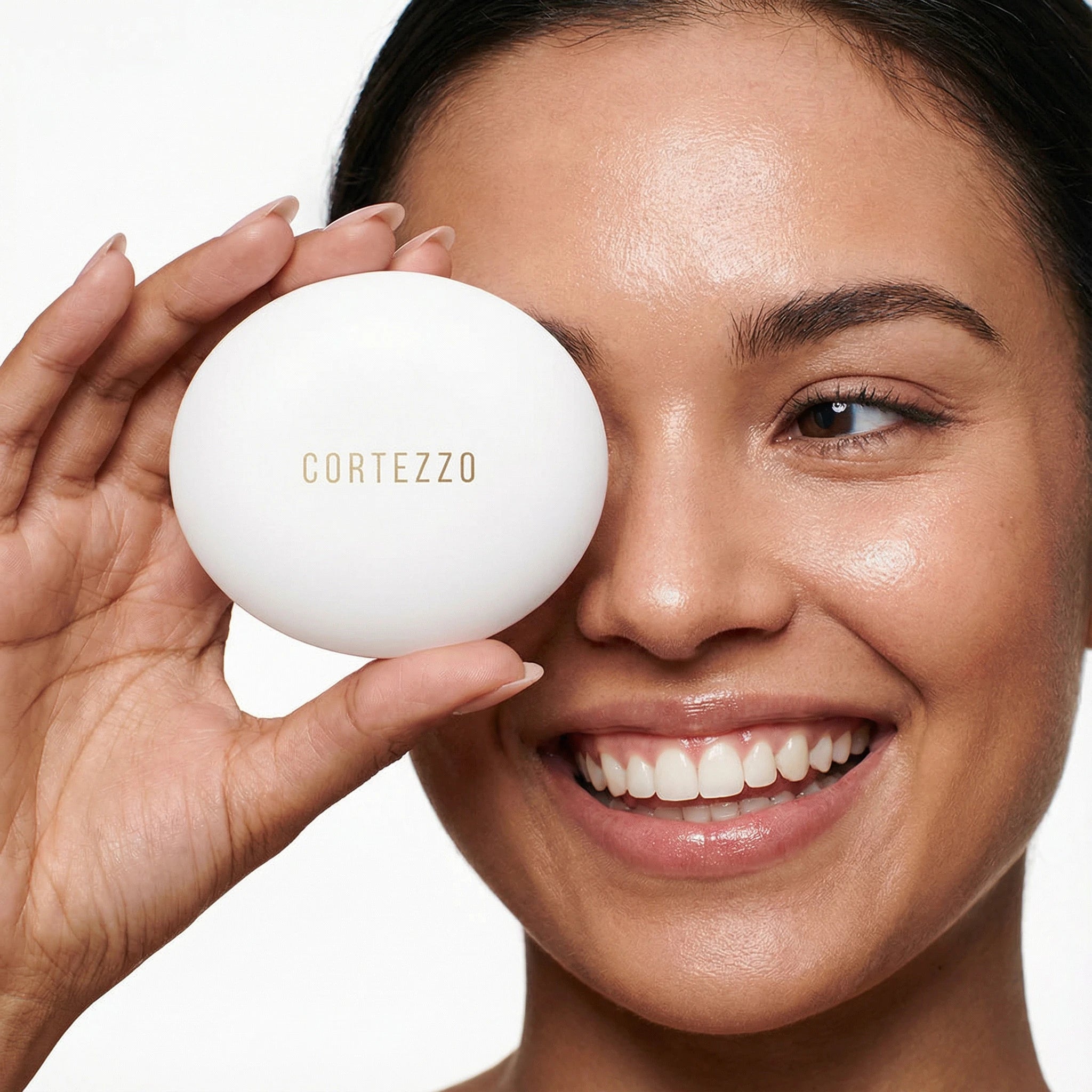 Modelo com Embalagem Cortezzo - Cílios Magnéticos e Skincare para Pele Radiante