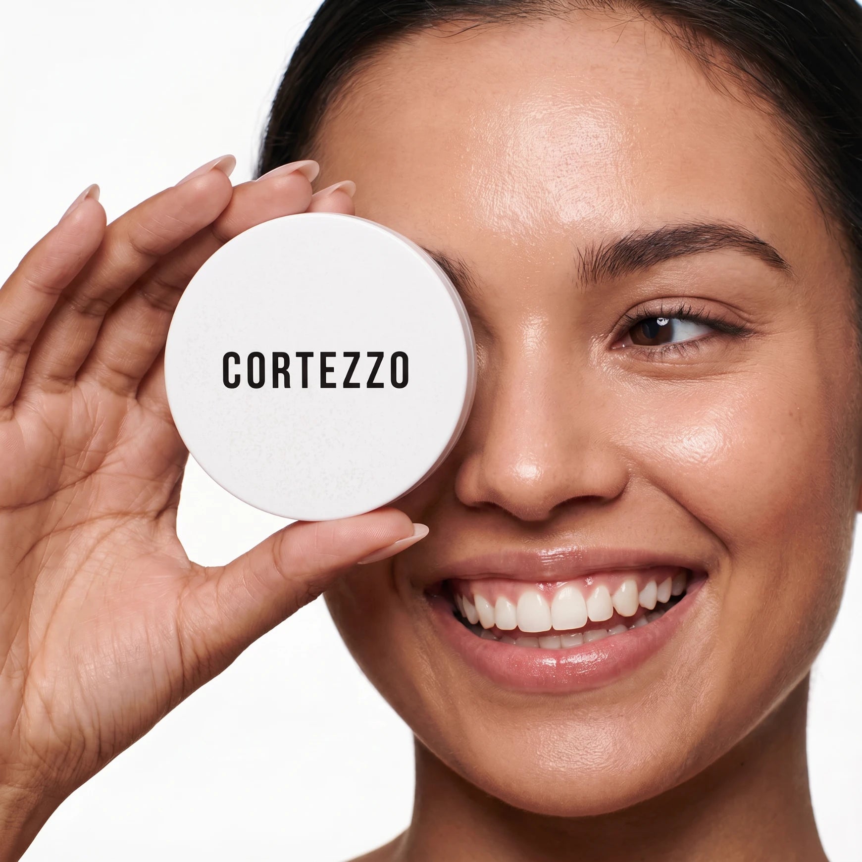 Modelo com Embalagem Cortezzo - Cílios Magnéticos e Skincare para Pele Radiante