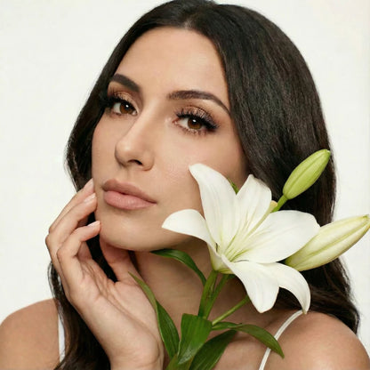 Mulher segurando flor de lírio usando cílios magnéticos Cortezzo