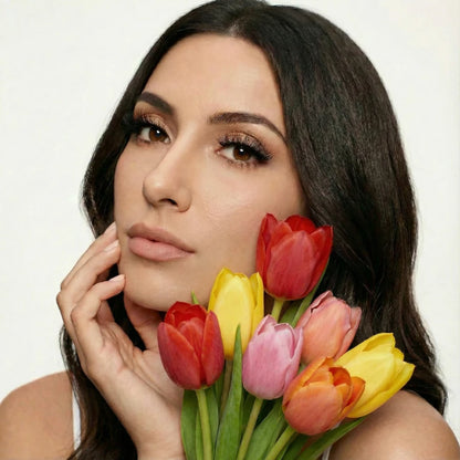 Mulher segurando Tulipa usando cílios magnéticos Cortezzo