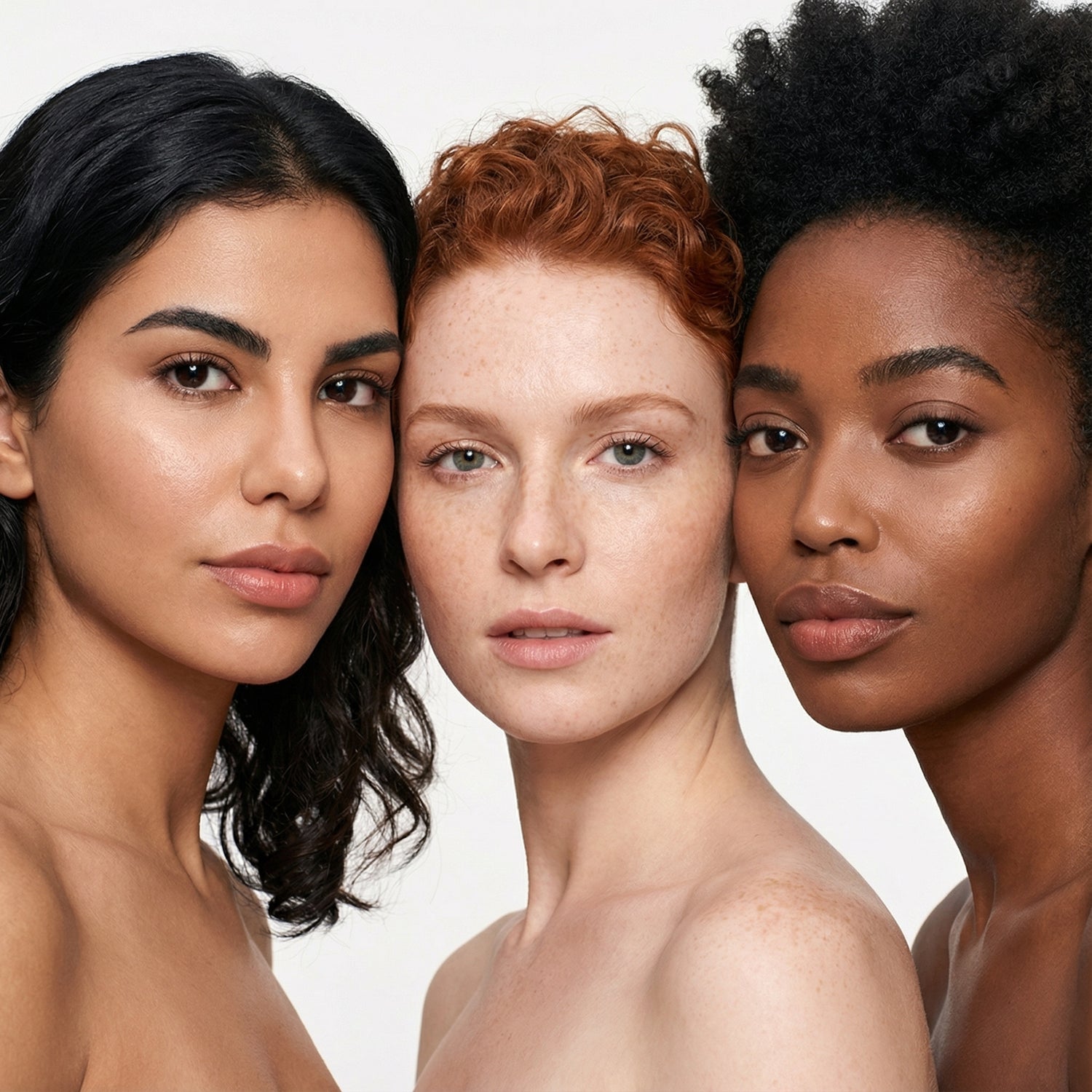 Três modelos com diferentes tipos de beleza usando Cílios Magnéticos Cortezzo