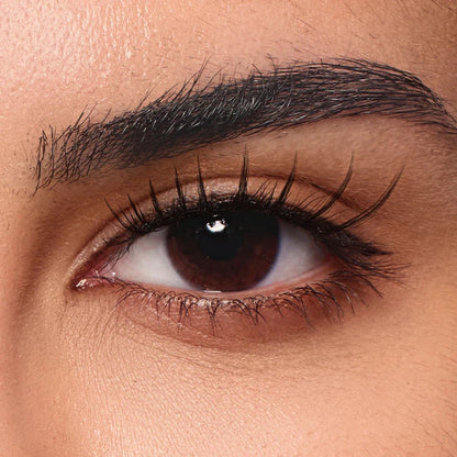Close no olho com cílios magnéticos modelo Aurora Cortezzo